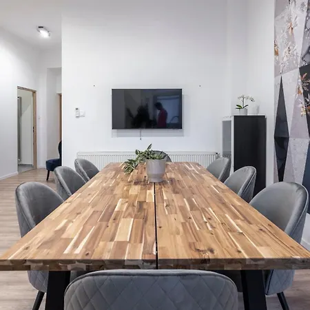 Exlcusive & Elizabeth24 Grand *